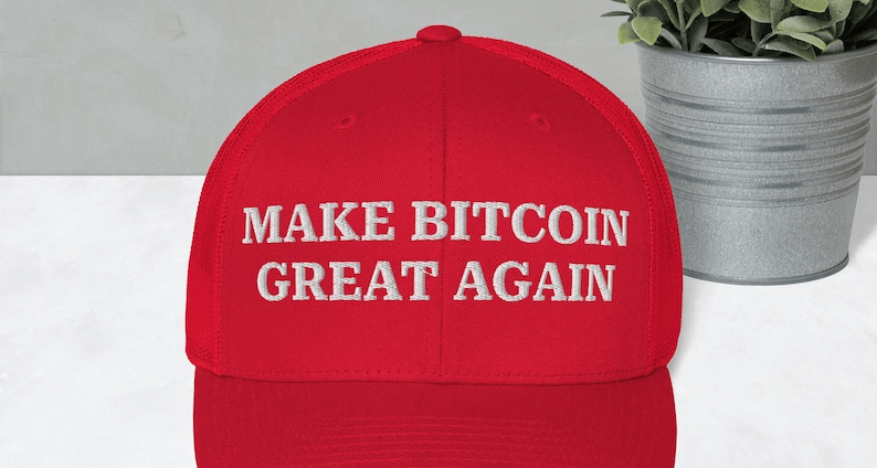 Boné vermelho com os dizeres 'make bitcoin great again'