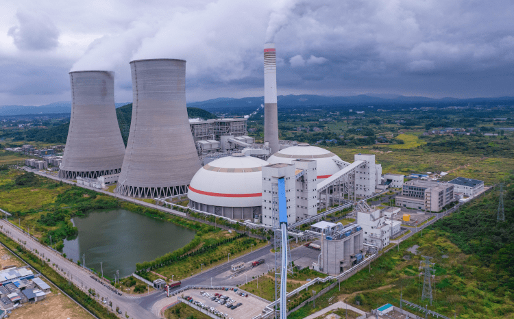 Imagem de uma usina elétrica nuclear. Por Jason Hu.